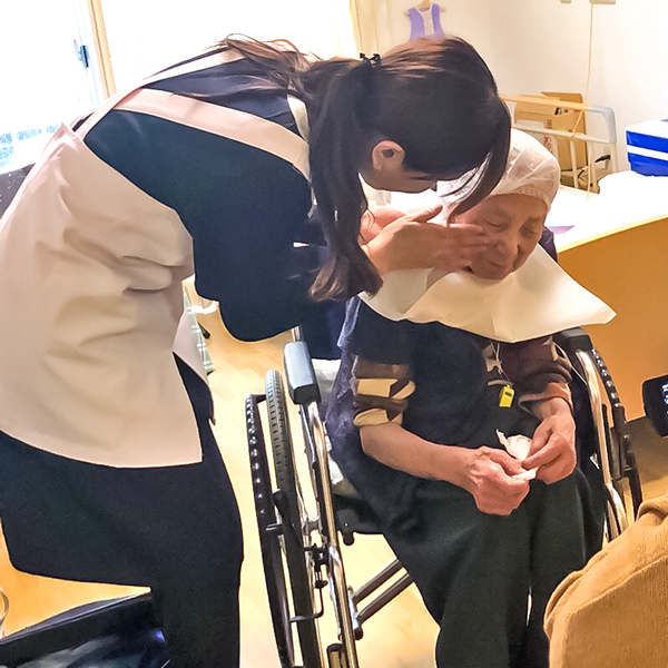 病院施設訪問_ソシオエステティック施術_フェイシャルオイルマッサージ